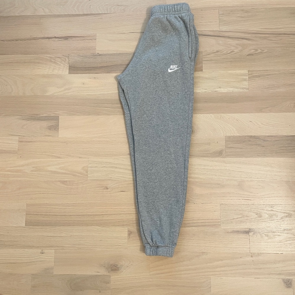 Nike Men's Heather Grey Sportswear Club Cuffed Fleece Sweatpants